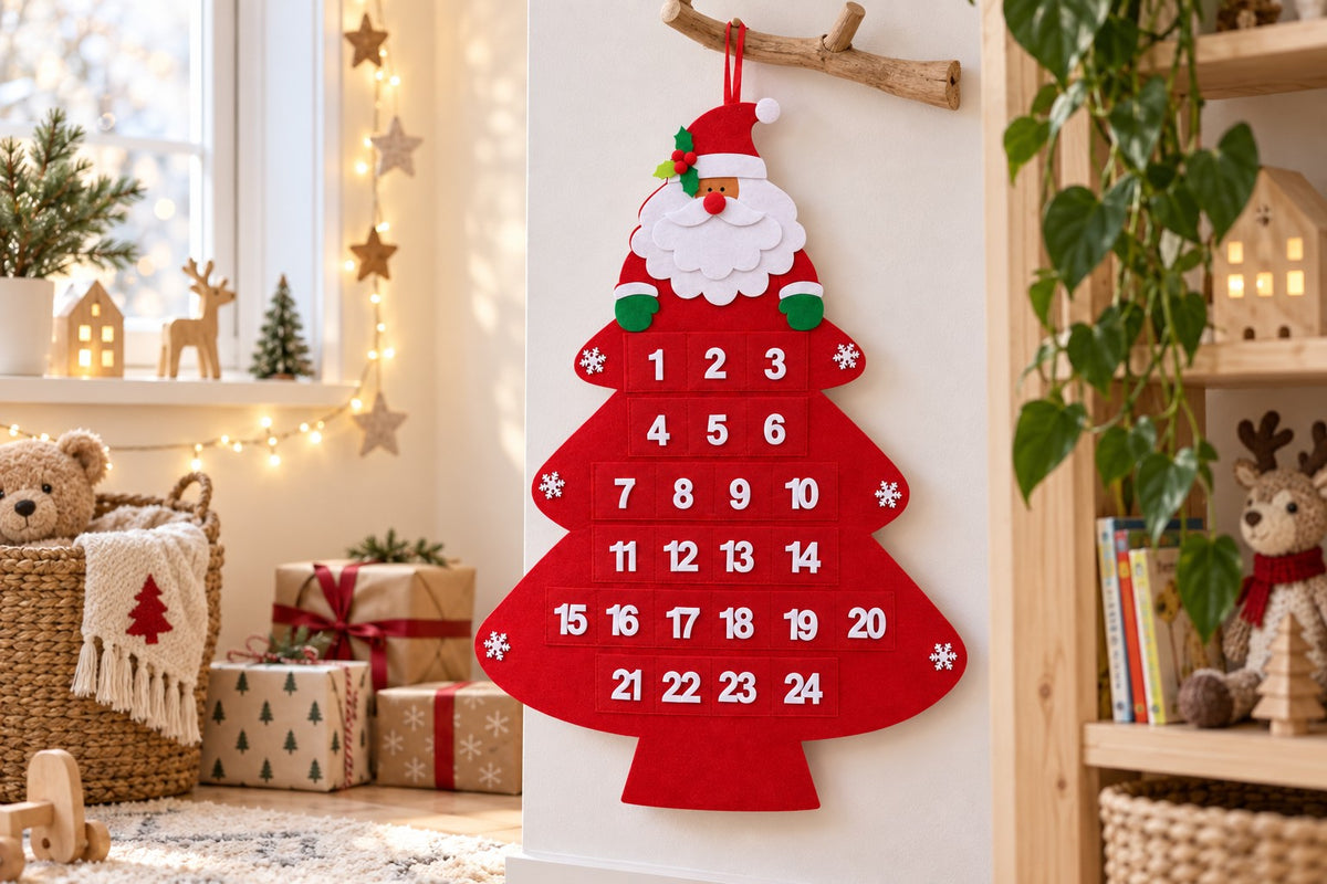 Roter Filz-Tannenbaum hängt an einem Ast an der Kinderzimmerwand, darunter Teddybär im Korb und Päckchen