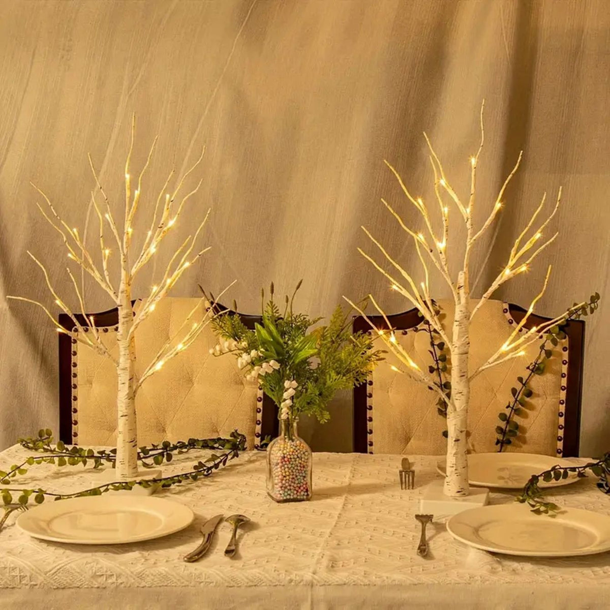 Zwei Lichterbäume Birke als Tischdeko auf einer festlich gedeckten Tafel