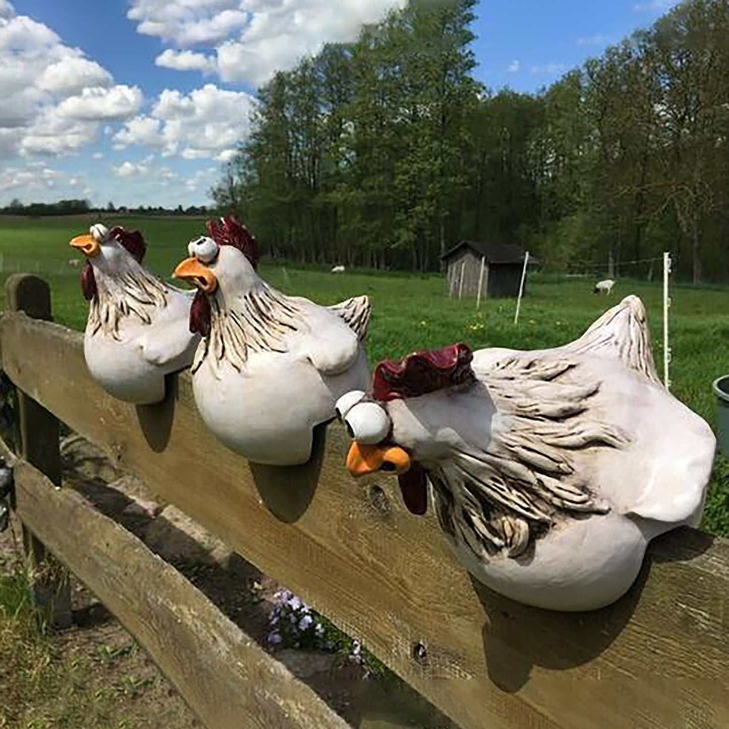 Gartenfigur Huhn Set A/B/C – Drei Hühnerfiguren Kunstharz am Holzzaun