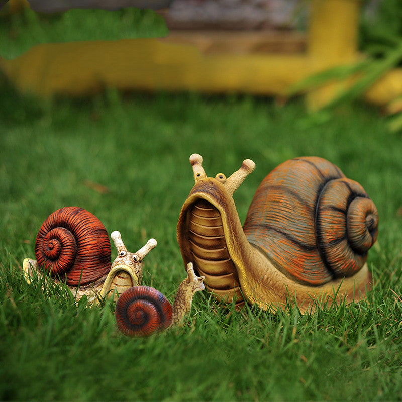 Wetterfeste Gartenfigur Schnecke auf Steinmauer im Garten — Geschenkidee für Gartenliebhaber