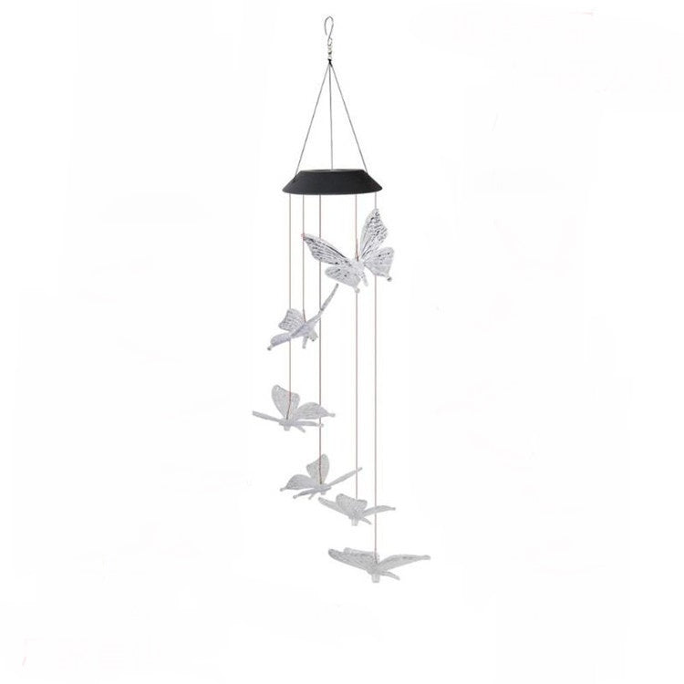 Solar Windspiel Schmetterling Lifestyle-Bild – stimmungsvolle Gartendeko im Sommer