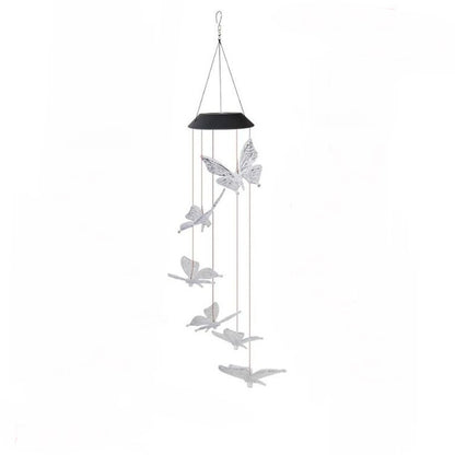 Solar Windspiel Schmetterling Lifestyle-Bild – stimmungsvolle Gartendeko im Sommer