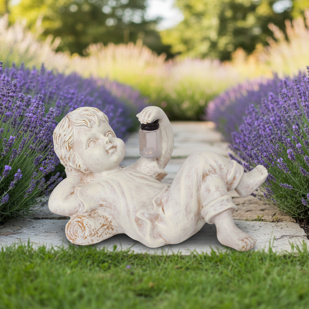 Solar Gartenfigur Junge liegend – 21×12×12 cm, Kunstharz, solarbetrieben