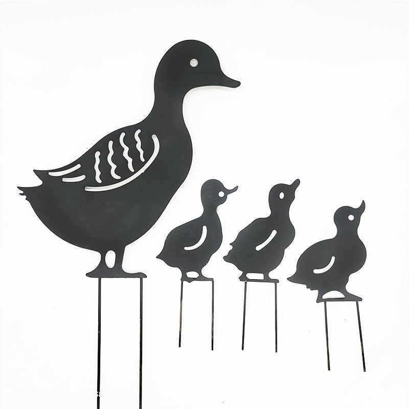 Enten-Familie Gartenstecker Eisen schwarz — Entenmutter mit Küken hohle Gartendeko