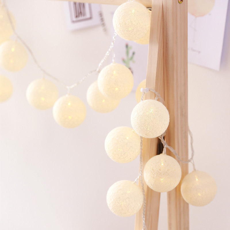 Romantische Beleuchtung mit der LED Baumwollkugel Lichterkette Batterie, perfekt für romantische Abende.