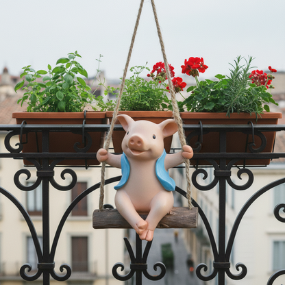 Schweinchen Dekofigur mit Schaukelbewegung – Lifestyle Garten Setting