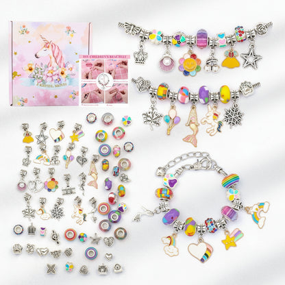 Adventskalender 2025 mit kleinen Bunten Pandora Anhänger und Ketten.
