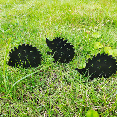 Gartenstecker Igel-Familie aus Schmiedeeisen: schwarze Igel-Silhouetten in verschiedenen Grössen im Rasen