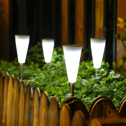 Solar Laterne Garten am Sommerabend zwischen Lavendel und Stauden mit warmem Glanz