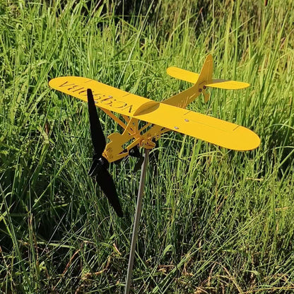 Flugzeug Windrad Metall im hohen Gras – Gelbes Windspiel als natürliche Gartendeko