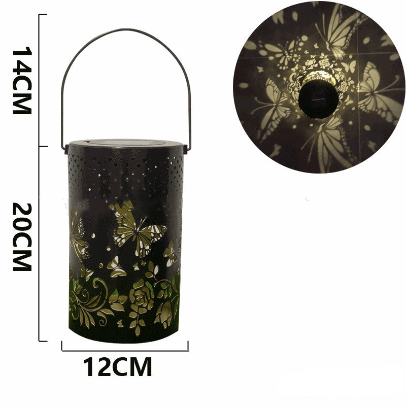 Detail der ausgestanzten Schmetterlingsmotive einer Solar Gartenlaterne aus Eisen