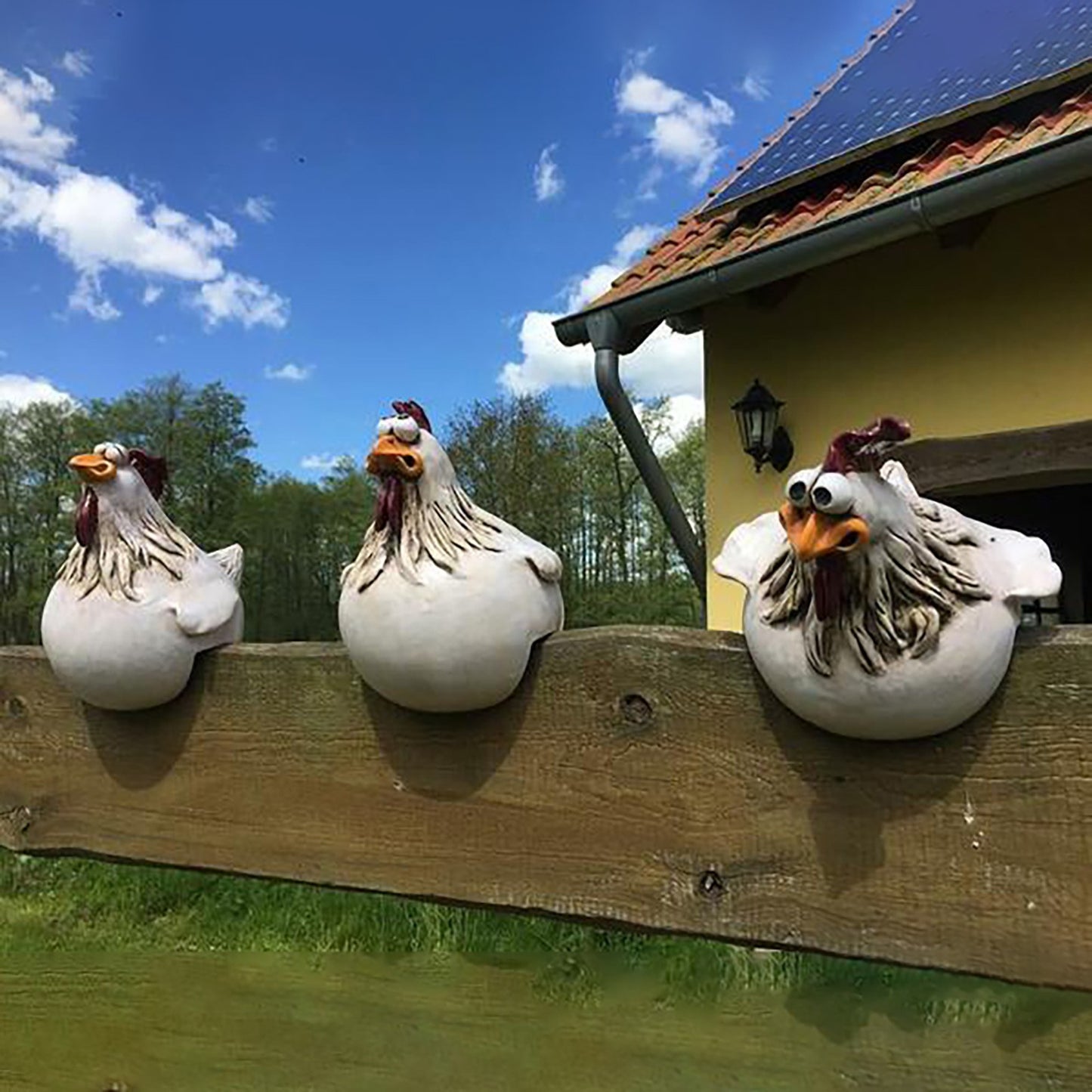 Gartenfigur Huhn Design A – Hühnerfigur Kunstharz mit Zaunhalterung 15 cm