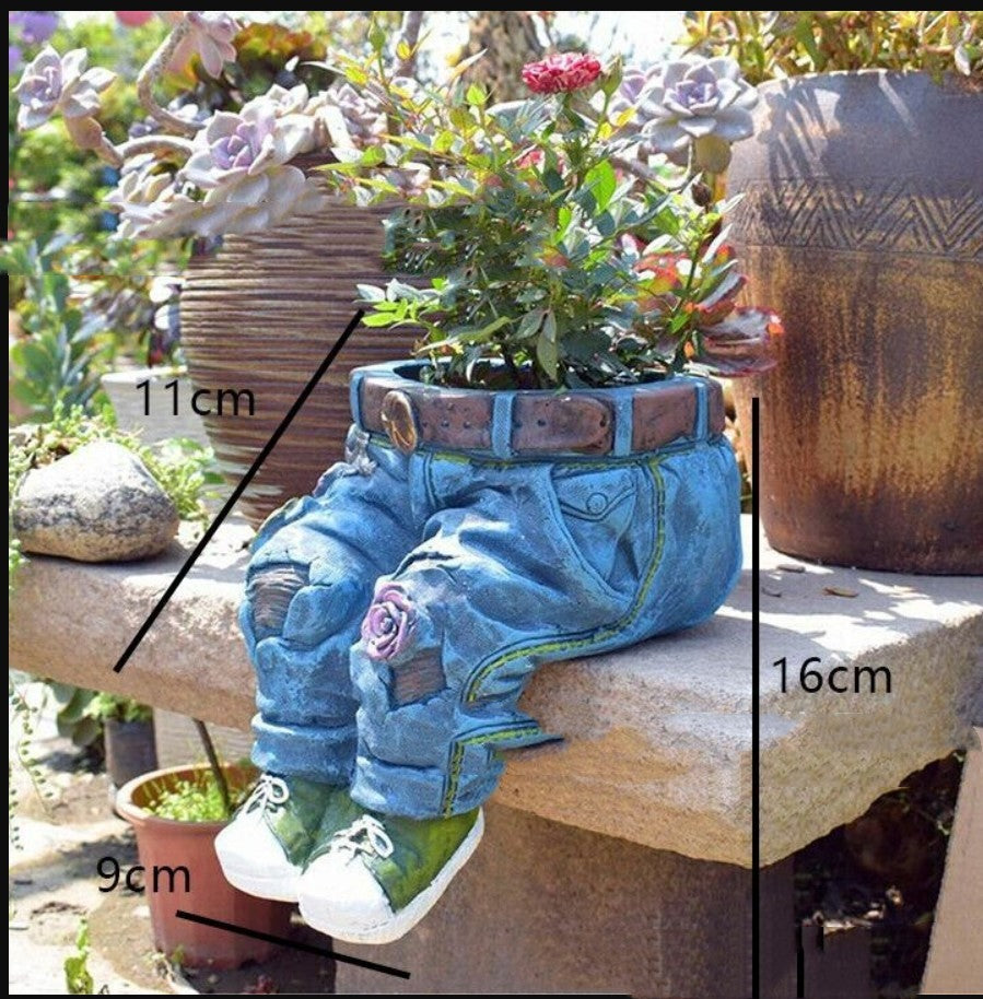 Jeans Blumentopf auf Terrasse — ausgefallene Geschenkidee für Gartenliebhaber