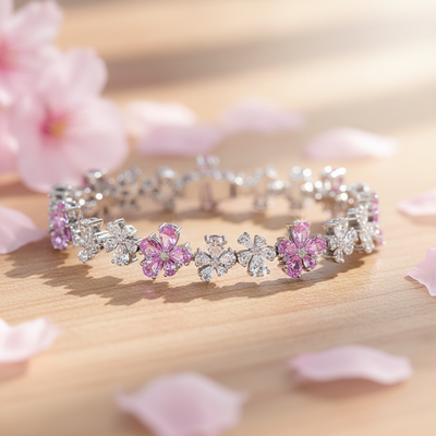 Elegantes Kirschblüten Armband Zirkonia mit funkelnden Zirkonia-Steinen im Blumen Design, verstellbar von 17-21cm.