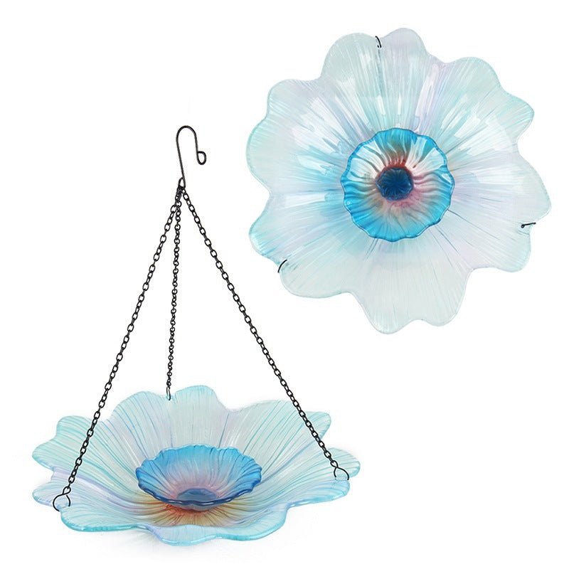 Glas-Vogeltränke in Blütenform mit Kettenhängung und Draufsicht auf das blaue Blumenmuster