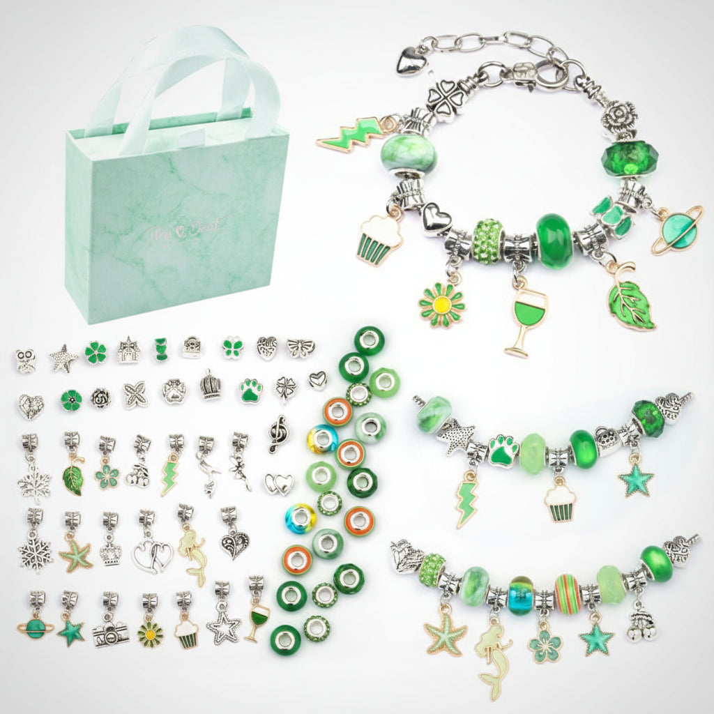 Adventskalender 2025 mit kleinen Anhänger und Ketten in Smaragd Grün.
