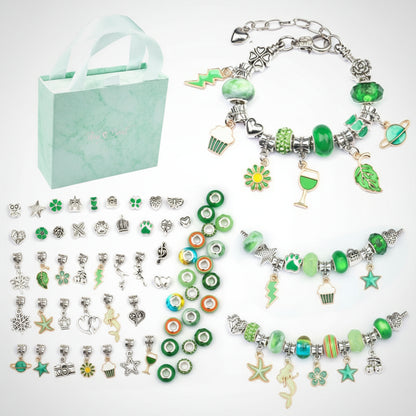 Adventskalender 2025 mit kleinen Anhänger und Ketten in Smaragd Grün.