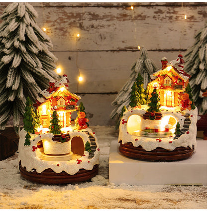 Das leuchtende Weihnachts-Haus aus Resin mit Musik zeigt charmante Figuren und eine sanfte LED-Beleuchtung.