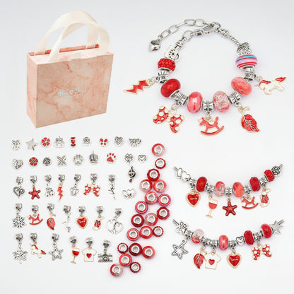 Adventskalender 2025 mit kleinen Anhänger und Ketten in Rot.