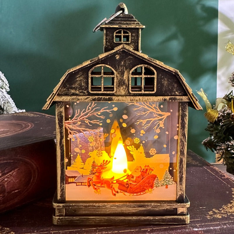 Zauberhafte Weihnachts-Laterne mit LED-Beleuchtung, close-up der geschnitzten winterlichen Designs auf der Laterne.