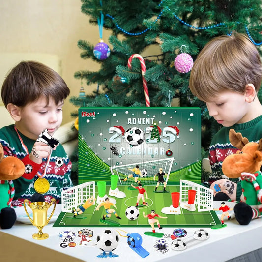Zwei Kinder mit Weihnachts-Pullovern entdecken den Fussball Adventskalender 2025 mit 24 Überraschungen für Fans. Der Kalender zeigt eine Fussballspielfeld-Szene mit Figuren und Accessoires.