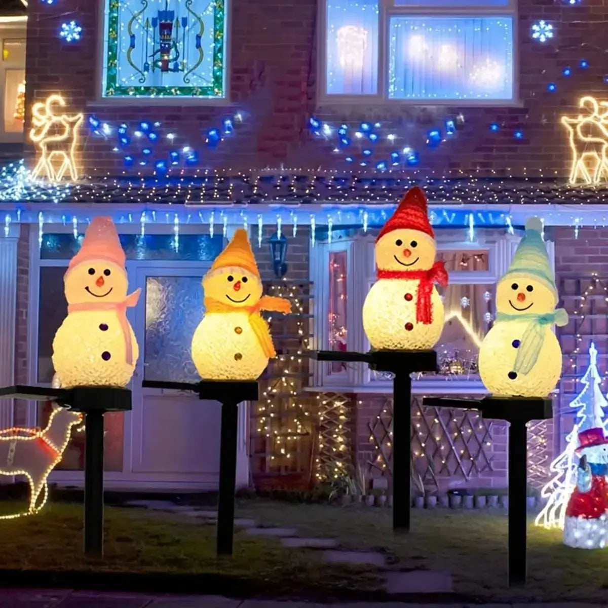 LED Solar Schneemann Gartenleuchte - wetterfeste und energiesparende Weihnachtsdekoration für Garten, Terrasse oder Balkon, sorgt für festliche Atmosphäre mit warmweissem Licht.