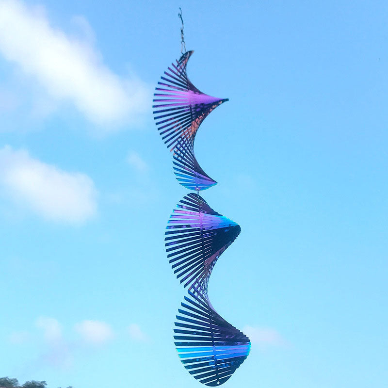Windspiel hängend multicolor – Rotierendes Metall Windrad mit Farbverlauf vor blauem Himmel