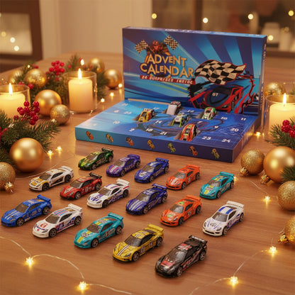 Kind spielt mit Spielzeug-Rennwagen aus Adventskalender