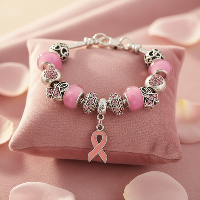 Pink Ribbon Charm-Armband mit rosa Glasperlen, Schleifen-Charms und rosa Schleifen-Anhänger auf rosa Kissen