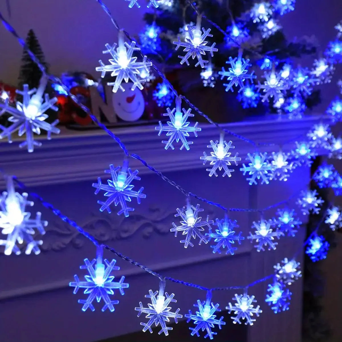 Warmweisse LED Lichterkette mit Schneeflocken für winterliche Atmosphäre