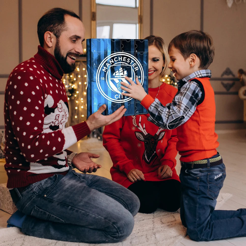 Familie mit dem Manchester City Adventskalender 2025 – Für echte Citizens, feiert gemeinsam die Vorfreude auf Weihnachten.