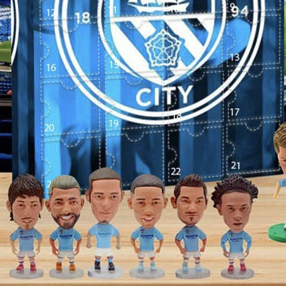 Manchester City Adventskalender 2025 – Für echte Citizens mit Mini-Figuren legendärer Spieler auf einem Tisch präsentiert.