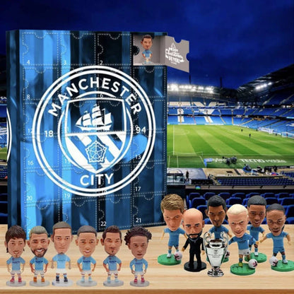 Der Manchester City Adventskalender 2025 – Für echte Citizens, zusammen mit Mini-Figuren und einem Stadion-Hintergrund.