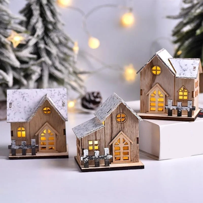 Beleuchtetes Weihnachts-Holzhaus mit LED-Licht und Schneedecke 9,5cm hoch