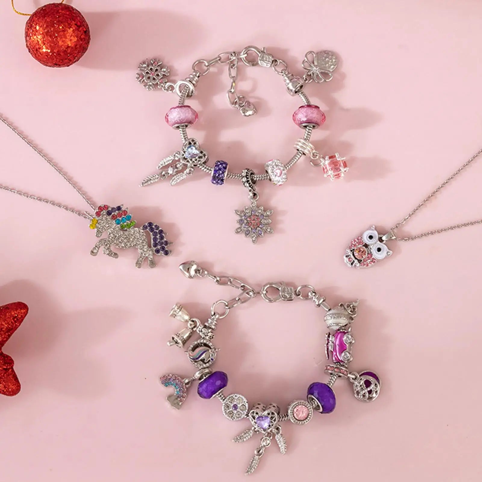 Schmuck Adventskalender 2025 in Rosa – Überraschungen für jeden Adventstag, Schmuck Adventskalender 2025 mit 24 Anhängern & Armbändern.