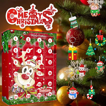 Schlüsselanhänger Adventskalender mit Elch-Motiv, daneben Figuren-Anhänger an einem geschmückten Weihnachtsbaum