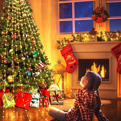 Weihnachtsbaum mit LED Wasserfall-Lichterkette in Warmweiss beleuchtet