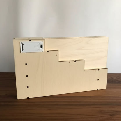 Holz Adventskalender mit LED Handgefertigt in festlicher Dekoration, ideal für den Kaminsims oder Esstisch.