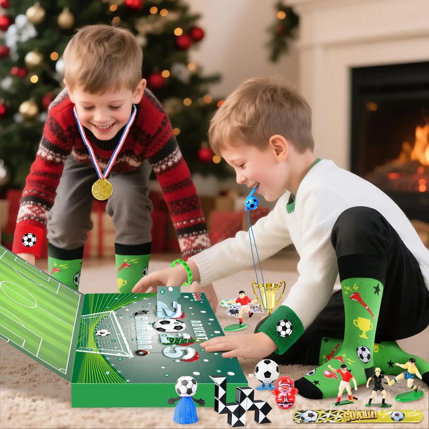 Zwei Jungen freuen sich über den Fussball Adventskalender 2025 – Das ultimative Weihnachtsgeschenk für Fussballfans, während sie die Überraschungen entdecken, umgeben von festlicher Weihnachtsdekoration.