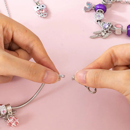 Bunte Anhänger im Rosa Schmuck Adventskalender 2025 – Freude für die Adventszeit, Schmuck Adventskalender 2025 mit 24 Anhängern & Armbändern.