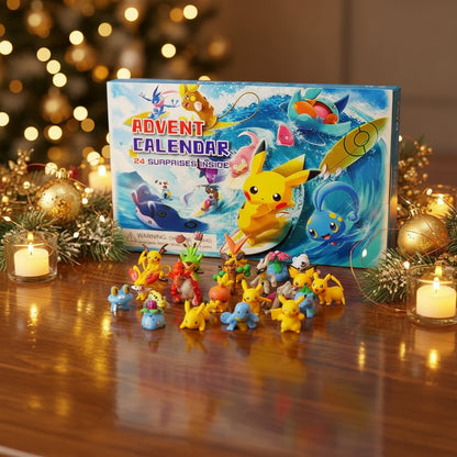 Pokémon Adventskalender 2025 mit 24 Mini-Figuren zum Sammeln, Spielen und Überraschen, präsentiert auf einem festlich dekorierten Tisch mit Kerzen und Weihnachtsbaum im Hintergrund.
