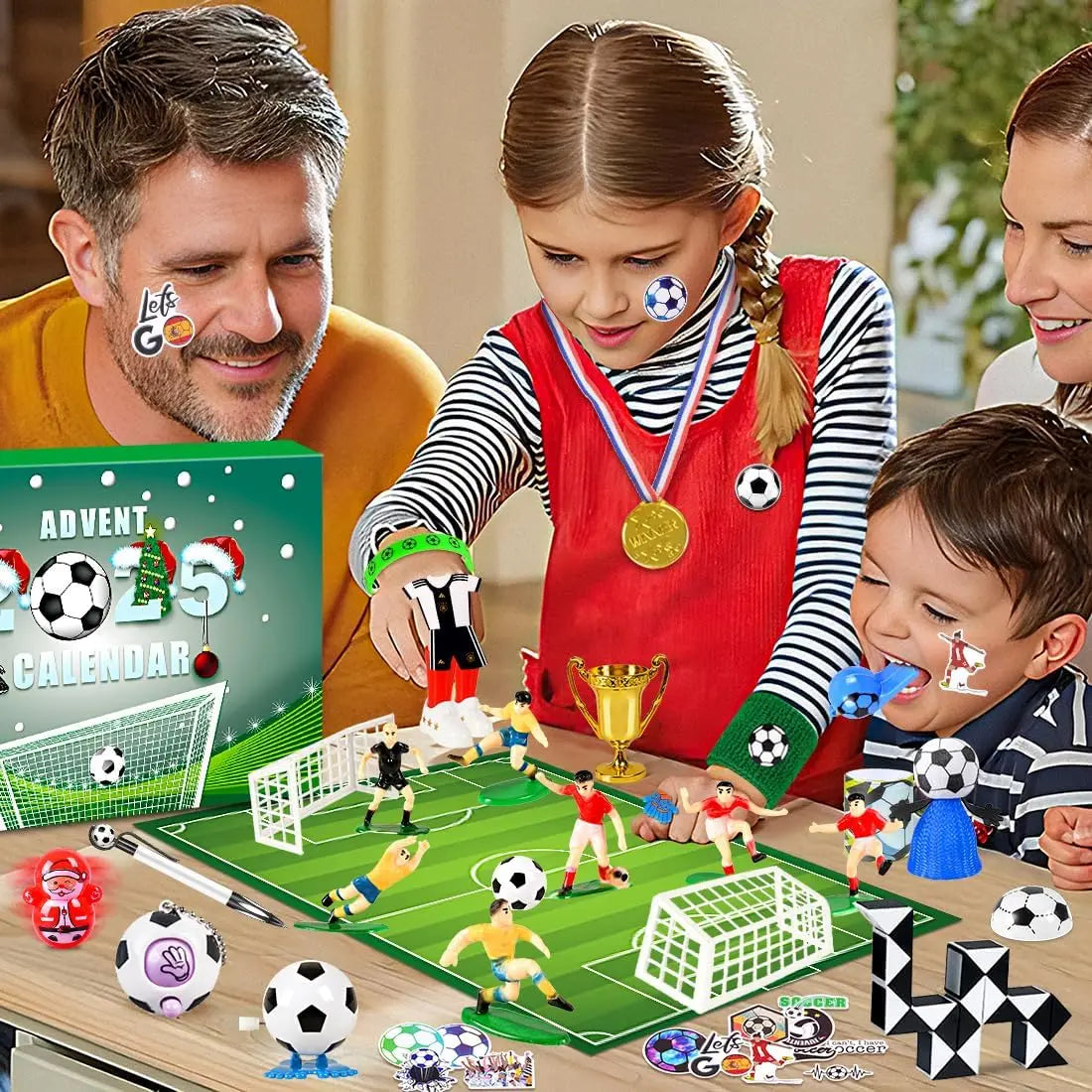 Familie beim Auspacken des Fussball Adventskalenders 2025 – Das ultimative Weihnachtsgeschenk für Fussballfans, mit einer spannenden Spielszene, Mini-Fussballfiguren und einer festlichen Atmosphäre. Ideal für Fussballliebhaber.