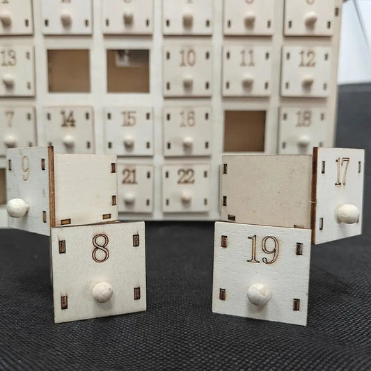 Holz Adventskalender mit LED Weihnachtshaus DIY – Handgefertigter Adventskalender mit LED-Beleuchtung und 24 Fächern zur kreativen Befüllung.