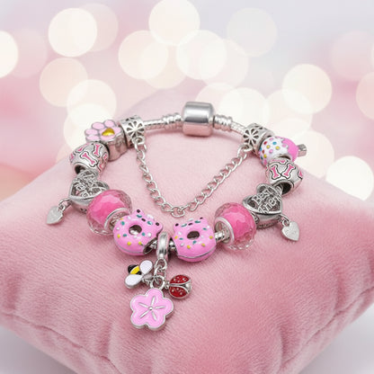 Charm Armband Mädchen & Damen – Beads Schmuck Geschenk mit floralen und schmetterlingsförmigen Anhängern.