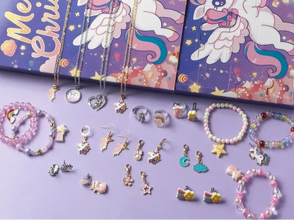 24 verschiedene Einhorn-Anhänger des Adventskalenders aufgereiht