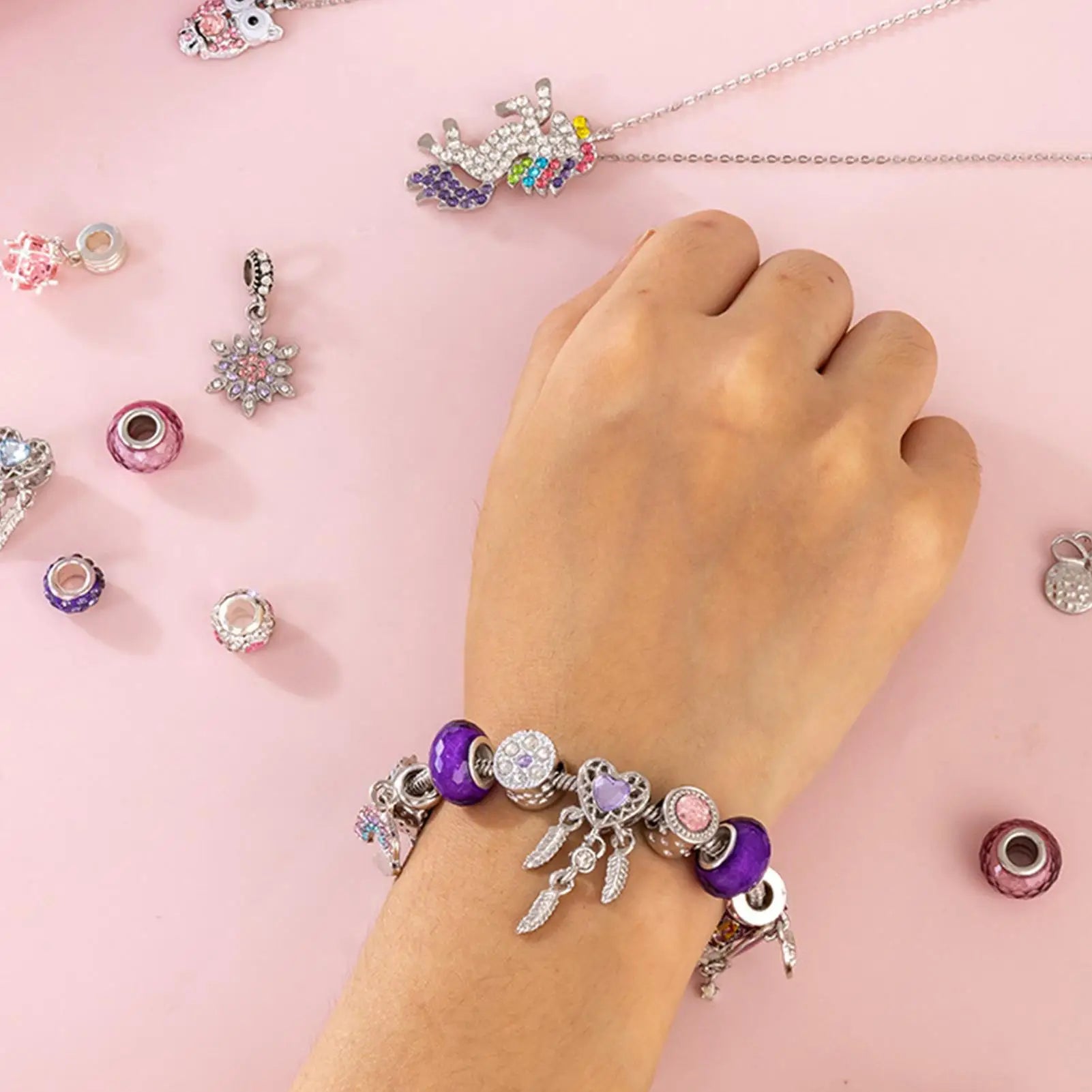 Elegante Armbänder aus dem Rosa Schmuck Adventskalender 2025 – Festliche Highlights, Schmuck Adventskalender 2025 mit 24 Anhängern & Armbändern.