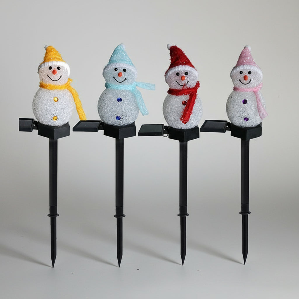 LED Solar Schneemann Gartenleuchte von lumoraX - charmantes Design für festliche Stimmung im Garten.