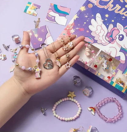 Das Bild zeigt den Adventskalender 2025 Einhorn Armband, der in einer bunten Geschenkbox präsentiert wird. Im Vordergrund sind verschiedene Schmuck-Charms und Armbänder sichtbar, ideal für den Adventskalender, der Mädchen begeistert. Dieser Adventskalender Einhorn ist perfekt für die Vorweihnachtszeit und feiert die Magie des Adventskalenders 2025 für Mädchen.