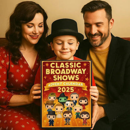 Verschiedene Minifiguren aus dem Klassischen Broadway Shows Adventskalender 2025, abgebildet auf einer festlichen Tischdekoration.