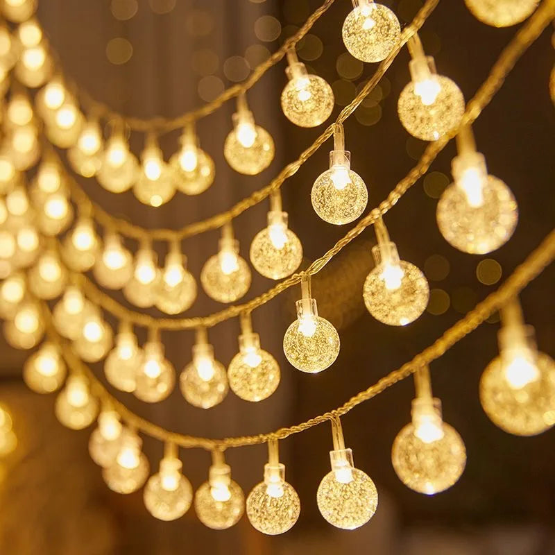 Elegante LED Kristall-Lichterkette mit funkelnden Eiskristallen für festliche Atmosphäre